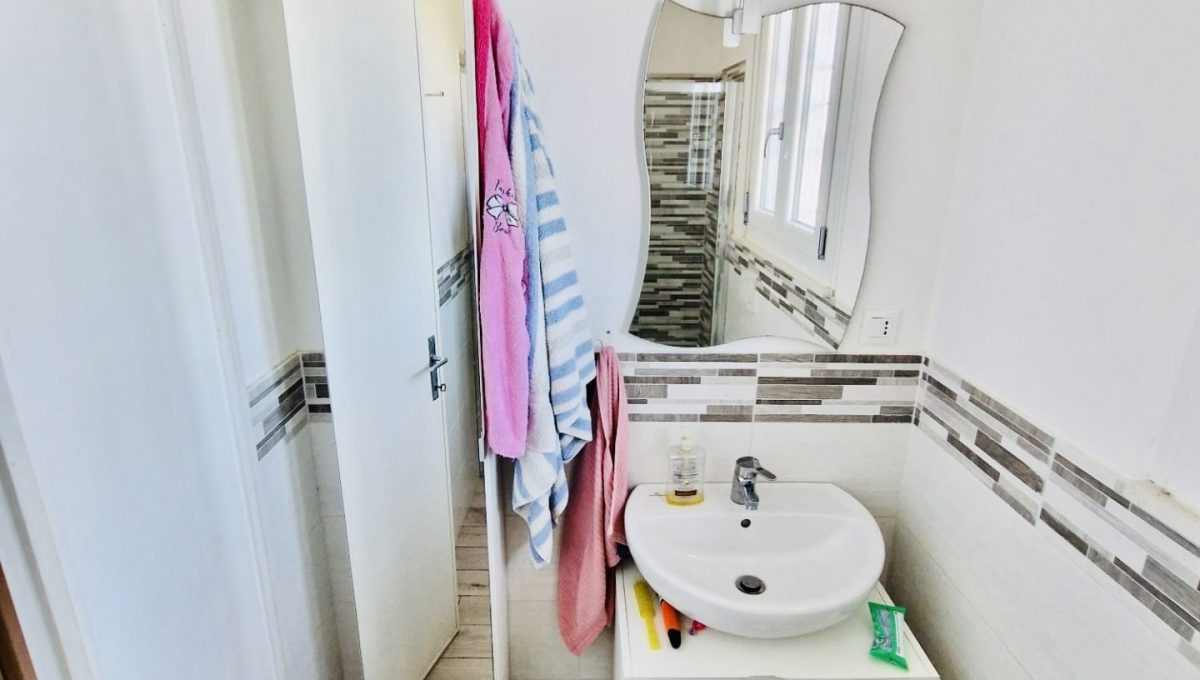 1a6042a1-dae3-425f-8f2e-b568ad72fde9