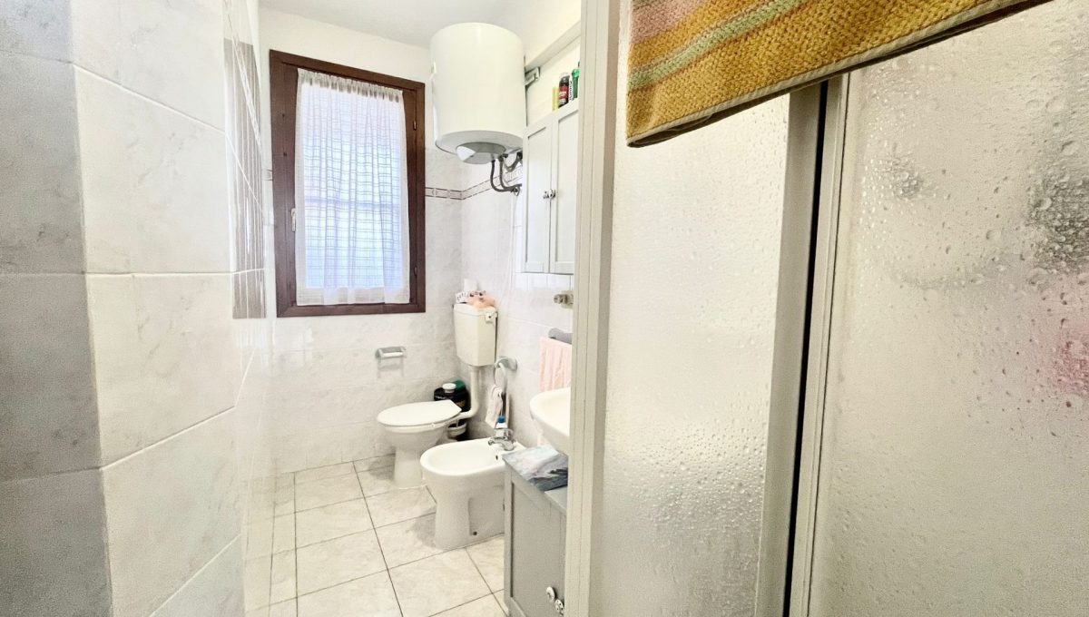 12b9b21c-9f2c-42ac-8b35-822271b4934d